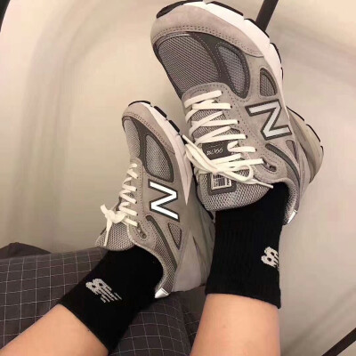 NB990美产复古跑步鞋
超级百搭 显脚小 脚感非常舒服
鞋子踩着特别软 走路也完全不会累