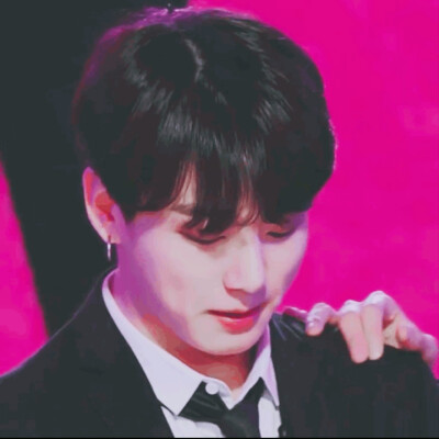 黑粉色调和国很搭
田柾国
Cr.懿璃