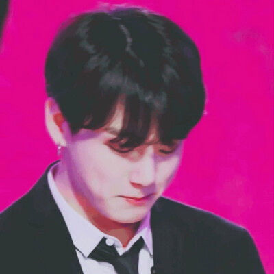 黑粉色调和国很搭
田柾国
Cr.懿璃