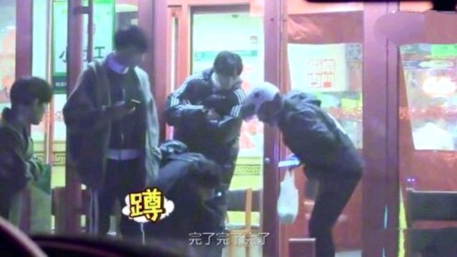 黄子韬 黄子韬回酒店途中误入节目，被撞还暖心帮忙超接地气。近日，某档节目对明星们偷偷进行了测试，找来演员假扮外卖小哥，然后与明星相撞，看明星们的应对方法。黄子韬在前往酒店的过程中，成为了测试的对象，只见外卖小哥一不小心与黄子韬相撞，外卖也被撞到了地上，接着黄子韬蹲下来帮忙一起捡起了外卖，随后，拍了拍衣服酷酷地走进了酒店。随后，遇到的任重、张俪、蒋梦婕等不仅主动帮忙捡外卖，宽慰小哥，还主动提出对外卖小哥进行赔偿，让不少网友感慨，真的是太暖心了。有主动掉入节目组陷阱的，当然也有机智的逃脱的，比如袁姗姗，在与外卖小哥相撞的前一刻，她一个凌波微步就躲开了，化解了一场危机。大概是因为行程太赶，宋茜一行从