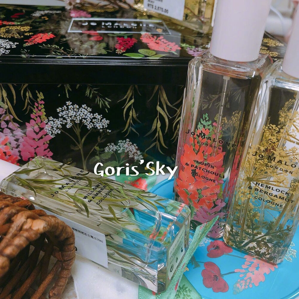 Jo Malone London 2019祖马龙2019最新「Wild Flowers &amp; Weeds」系列香水，不仅瓶身四周都会有独特的雕花，用来包装的铁盒也是非常美，真的好像要拥有！！