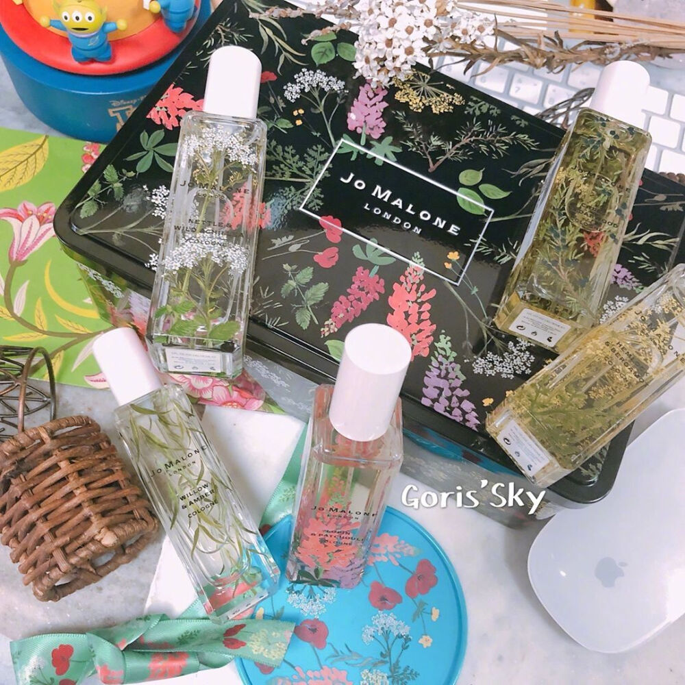 Jo Malone London 2019祖马龙2019最新「Wild Flowers &amp; Weeds」系列香水，不仅瓶身四周都会有独特的雕花，用来包装的铁盒也是非常美，真的好像要拥有！！