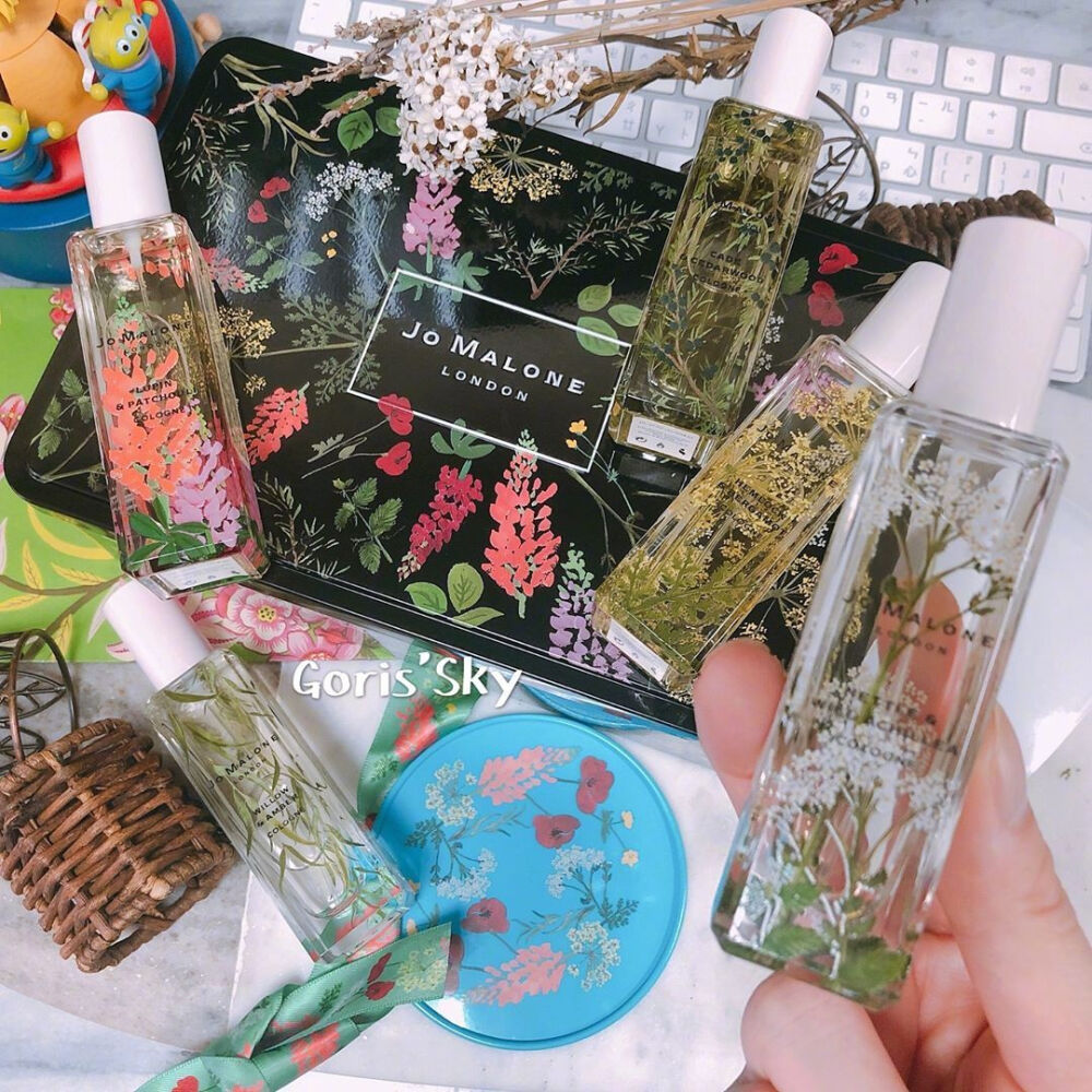 Jo Malone London 2019祖马龙2019最新「Wild Flowers &amp; Weeds」系列香水，不仅瓶身四周都会有独特的雕花，用来包装的铁盒也是非常美，真的好像要拥有！！