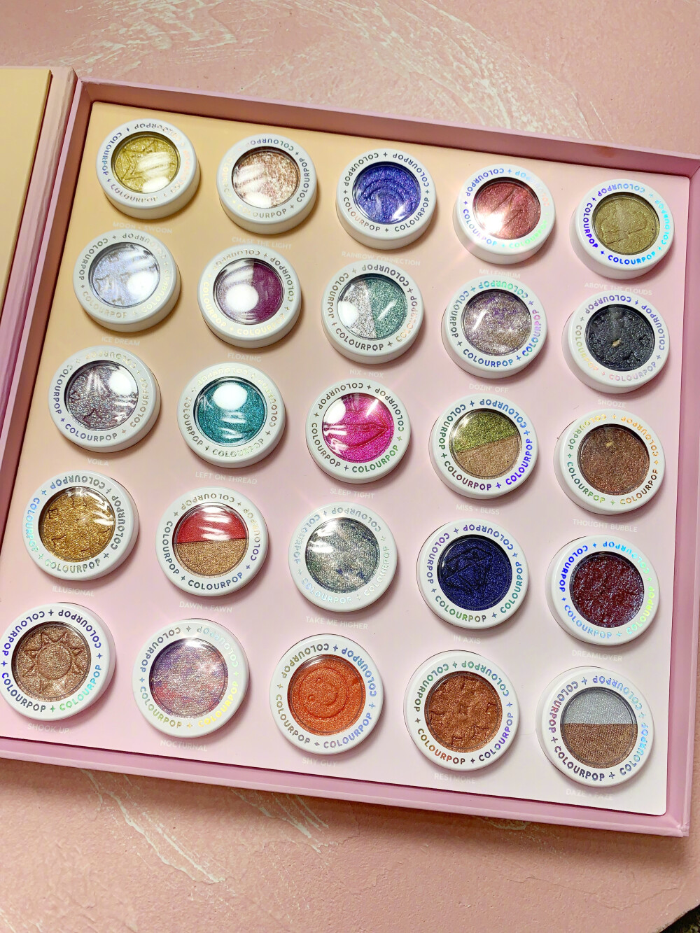 Oh my god！Amazing！ Unbelievable ！对我的心脏一击致命|Colourpop IS THIS REAL LIFE||25色土豆泥眼影套装|25块拿在手里简直太满足了！还有emoji表情的压花，简直是少女心暴击这个套盒觉得是一定要收藏的一套土豆泥，里面每颗颜色虽然很夸张，但自认为都不踩雷！光放着看就开心，一定要收藏！