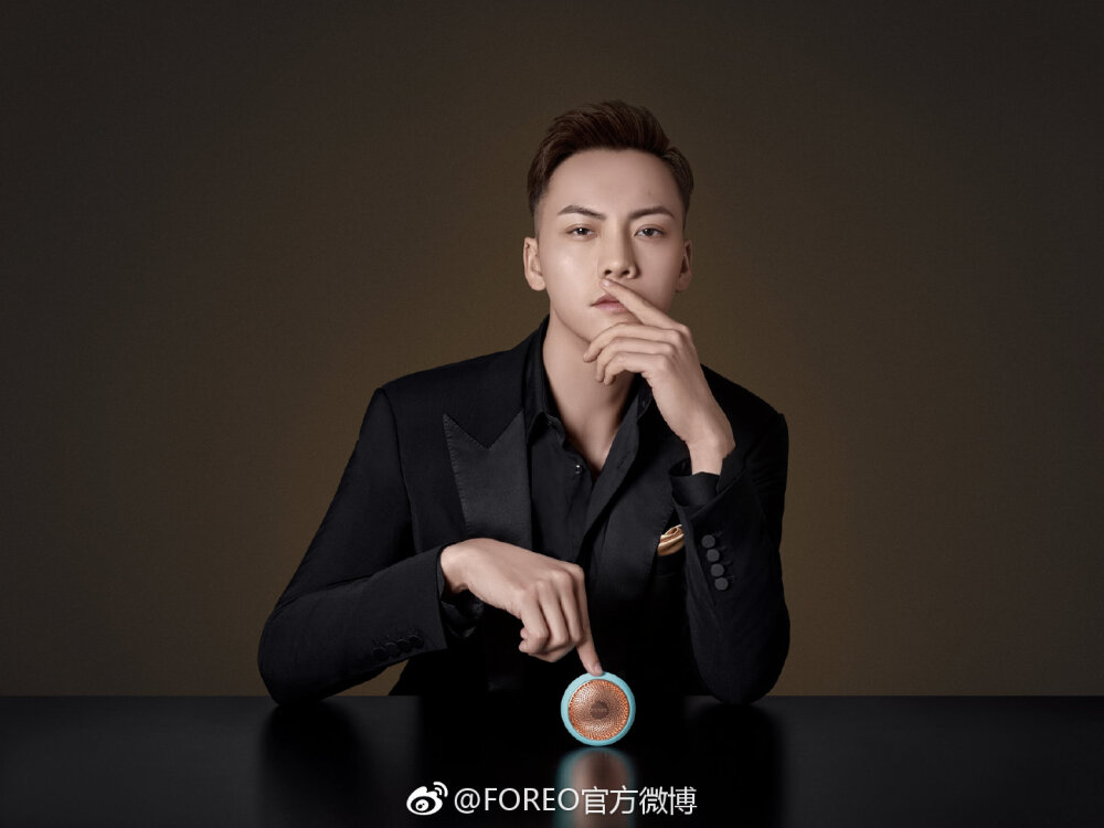 【陈伟霆 William Chan】FOREO UFO面膜仪系列代言人 1440 x 1080 px (图源: 微博@FOREO官方微博 weibo.com/3539152971/HjkiK6SKl)