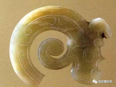 虬（qiú）龙纹
虬龙，说白了就是幼年时期的龙，头上长着两只小犄角，但是没有胡须。虬龙寓意潜力无限，蓄势待发。古称“母龙曰蛟，子曰虬，其状鱼身如蛇尾，皮有珠。”虬这个字具有“漩祸姣”“卷起来”的意思，所…