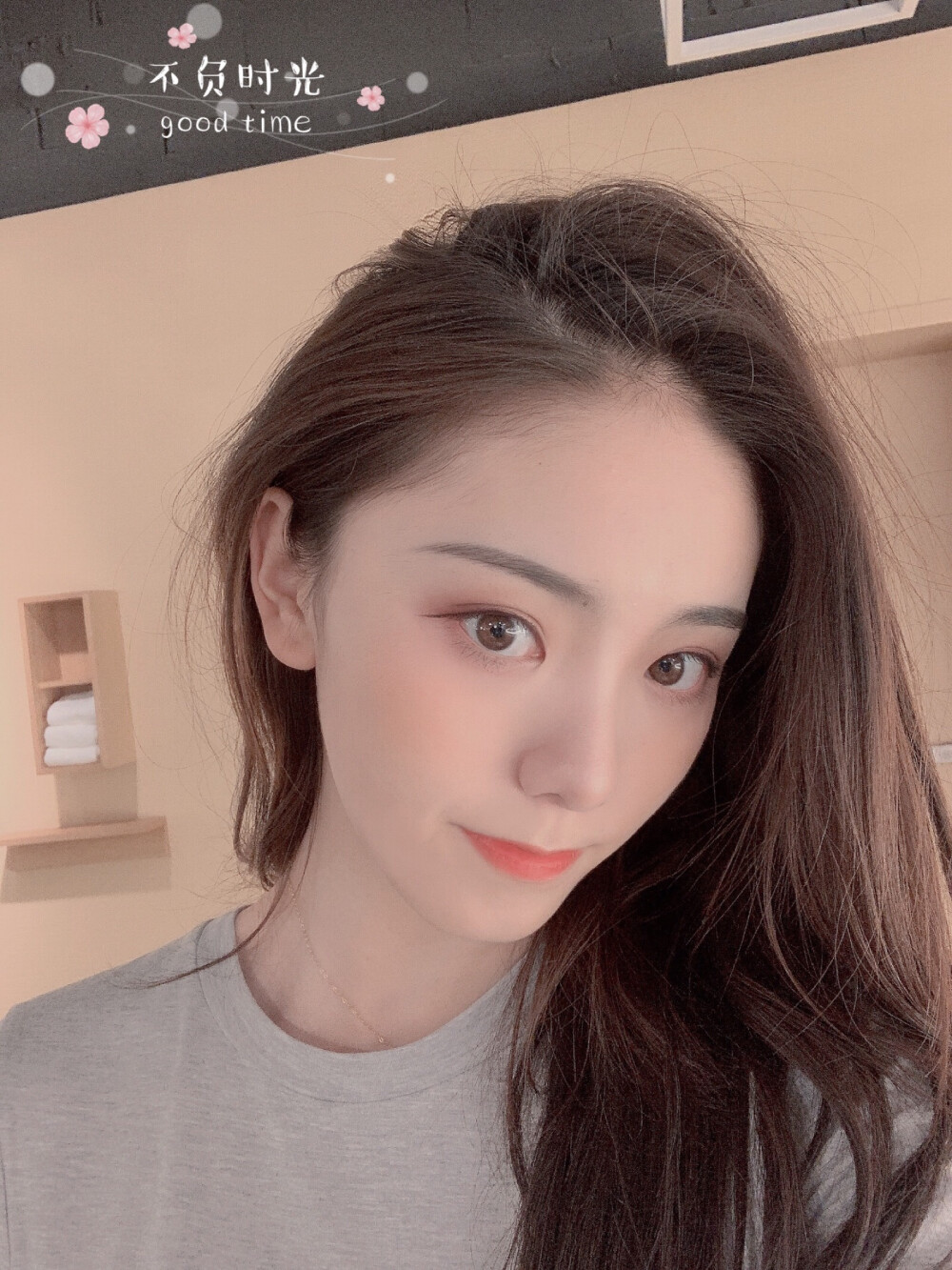 #杭州探店#偶遇巷子里的文艺咖啡馆#【资董窝玺】
‍♂️周日的晚上雪雪和骅骅来【南宋御街】遛弯，偶然遇到这家小巷子里安静的咖啡馆。二层小阁楼的格局，温馨却不觉局促，风格和摆设充满了文艺感。背景音乐以上世纪六七十年代的美国爵士乐为主，时间在这里仿佛就突然慢了下来。
我们点了一杯【热拿铁】、一杯【热红酒】和一块当日特供的【巧克力蛋糕】（店家说他家的蛋糕菜单每天都换），在二楼落地窗边的懒人沙发上坐下。
【热红酒】是一个大大的惊喜，经过苹果、石榴和山楂长时间的浸泡和腌制，红酒的味道之余还铺上了一层馥郁的果香，清新而撩人。推荐指数⭐️⭐️⭐️⭐️⭐️
搭配红酒赠送的【磅蛋糕】一共两块，一块是苹果核桃口味，一块是蔓越莓口味，也相当好吃。
【巧克力蛋糕】的下层是松软而踏实的布朗尼，中间是夹杂着新鲜蔓越莓果肉的蛋糕，最顶层则是香甜却不腻口的巧克力布丁和奶油，整体口感层次感十足。推荐指数⭐️⭐️⭐️⭐️
【人均70人民币】的消费（一人一杯饮料+甜品）基本跟星巴克持平，但在这样独特而又安静的地方度过一个安逸微醺的夜晚，真是把每天都过出了情人节的模样呢
#资董窝玺