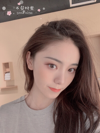 #杭州探店#偶遇巷子里的文艺咖啡馆#【资董窝玺】
‍♂️周日的晚上雪雪和骅骅来【南宋御街】遛弯，偶然遇到这家小巷子里安静的咖啡馆。二层小阁楼的格局，温馨却不觉局促，风格和摆设充满了文艺感。背景音乐以上世…