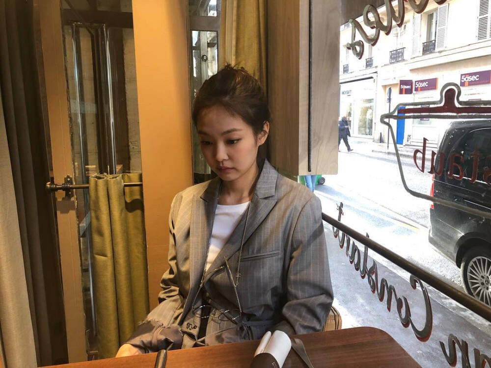 190305 ins：jennierubyjane
配文：①请给饭吧②☁️☁️☁️③嘟嘤