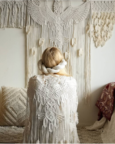 芬兰艺术家Liinala的挂毯作品，老鹰造型宛若古老图腾，为仙气十足的挂毯增加了一丝神秘感~