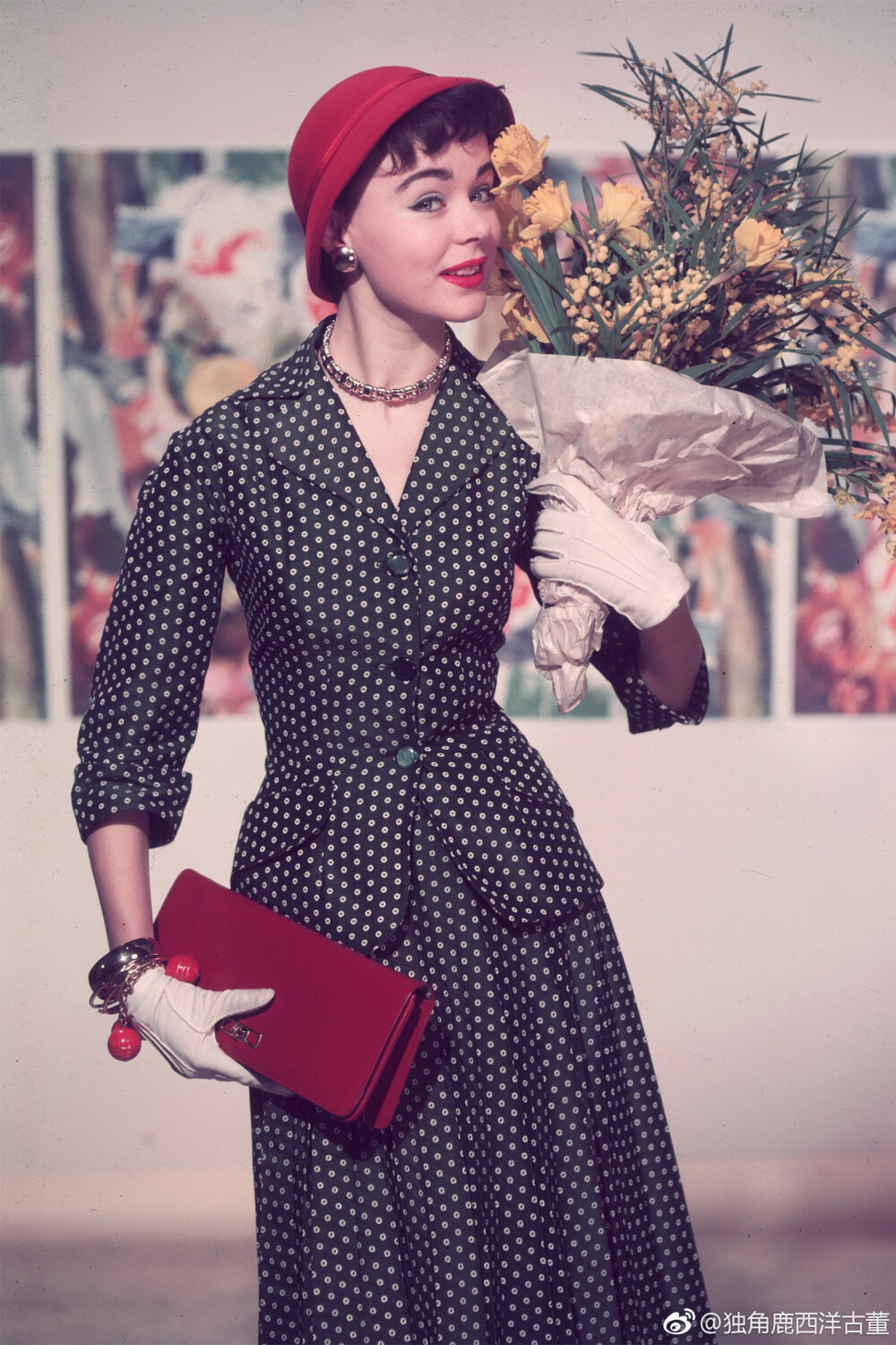 1950年代的衣香鬓影似乎永不褪色，那时的美人们从骨子里便是迷人的、精致的。好比外出和参加盛宴时，她们从不带过多物品，戴着手套，挽一只晚宴包，内里再装一支口红、一支香水，便已足够。举手投足之间，诠释着恰到好处的优雅。 ​​​