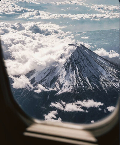 据说上海飞东京座椅选左侧，东京飞上海座椅选右侧，就能在飞机上俯瞰富士山。