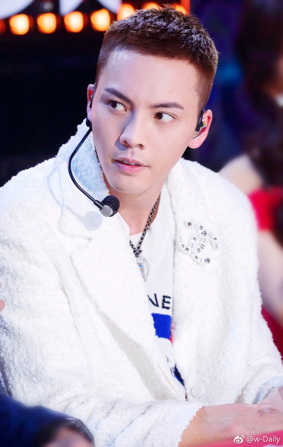 【陈伟霆 William Chan】181231 江苏卫视跨年 911 x 1436 px (图源: 微博@w-Daily weibo.com/6269525799/HjHIICGCn)