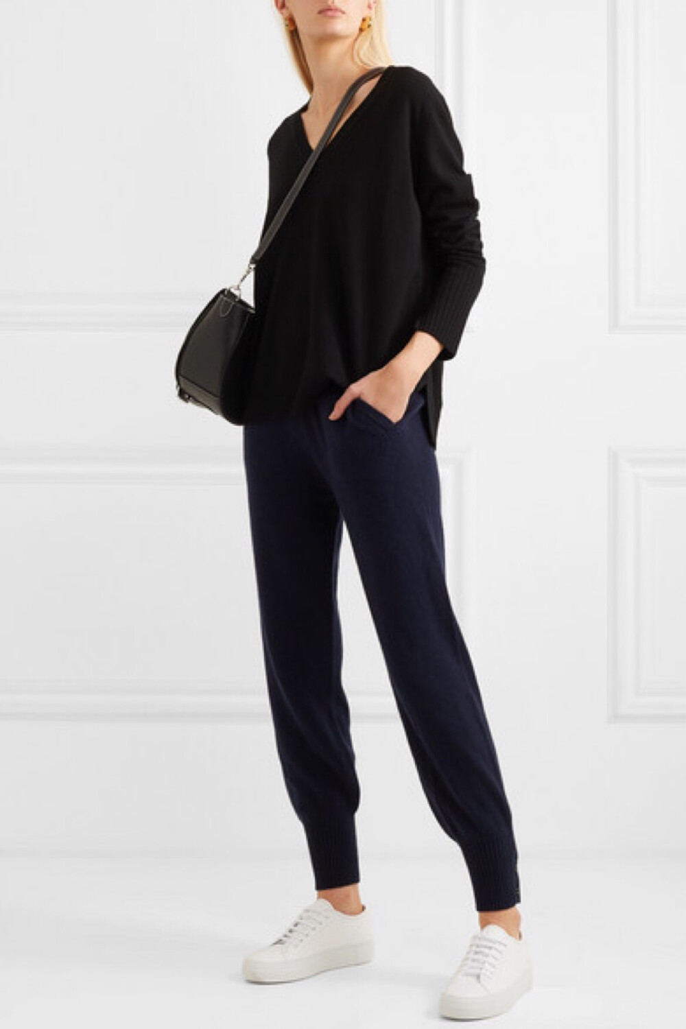 25 年前，Allude 推出了首款 V 领毛衣，时至今日它仍是品牌的畅销单品，创办人 Andrea Karg 相信它定会是你衣橱中的“安全牌”必备品。这一黑色版本以精选上等细腻羊绒纱线织就，质地格外柔软，宽松的廓形可带来舒适穿感。不妨配以牛仔裤或休闲裤。