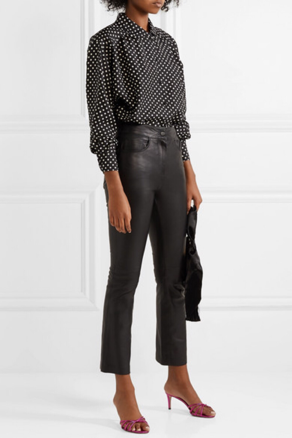 Marc Jacobs 向来对波点情有独钟，这款衬衫便是代表作之一，其本人更是在品牌 2019 春夏大秀上，身穿类似版本谢幕。单品采用顺滑的丝缎制成，宽大的衣袖和衣身背面的褶皱进一步凸显出它宽松的廓形。不妨参考秀场造型，以一抹张扬吸睛的眼影与之相配。