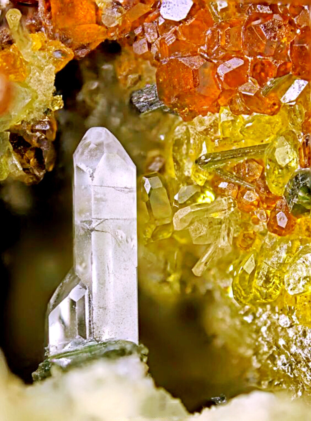 apatitewithvesuvianite磷灰石和维苏威石犹如一张美丽的风景画67