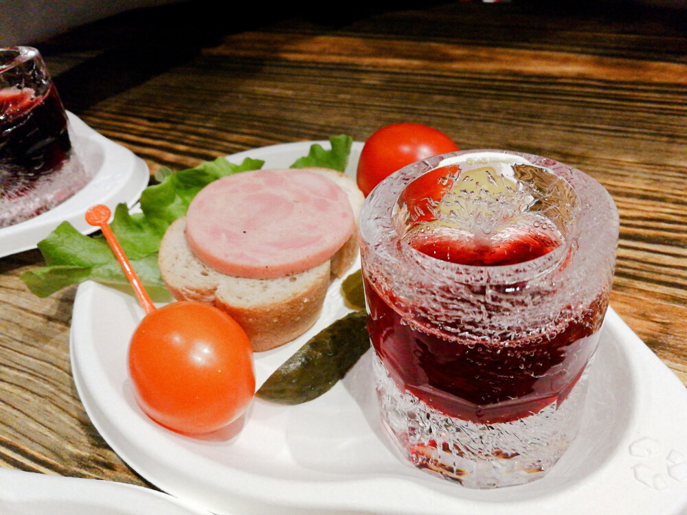 用冰杯喝葡萄酒，伏特加和格瓦斯