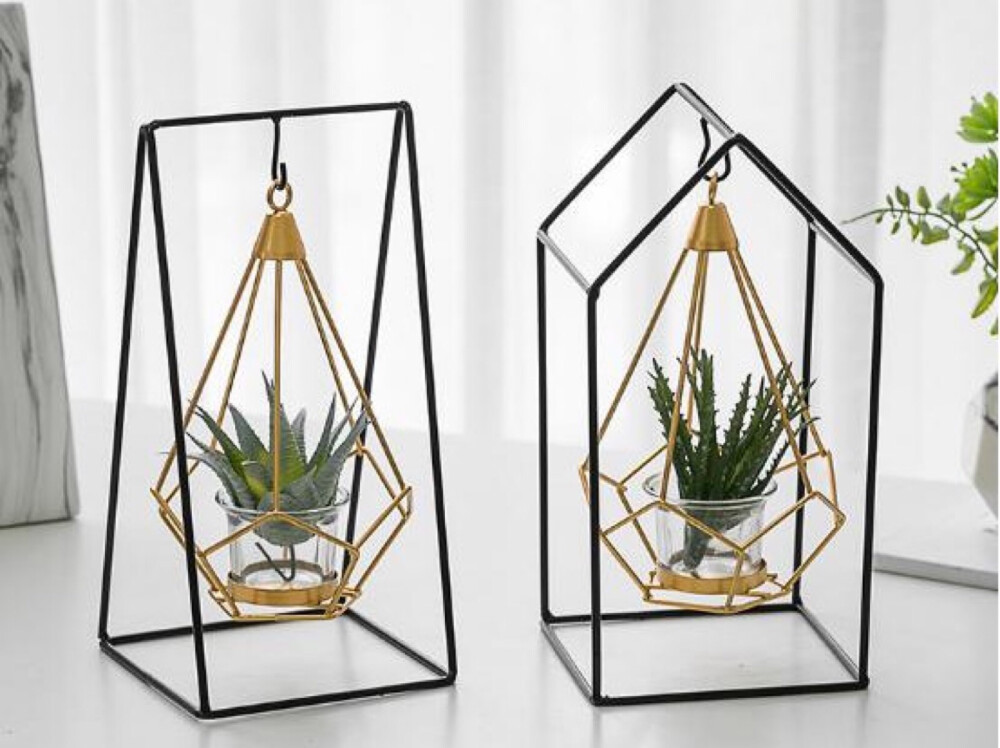 有了香薰蜡烛你还需要什么？高颜值的烛台必不可少哟～
无论是作为香薰，还是作为装饰家居，烛台就成了一个非常重要的存在。铁艺烛台集香薰、装饰、照明于一体。金属材质增强了都市的感觉。可悬挂可摆放，多种装饰形式，更是一种温馨的装饰。