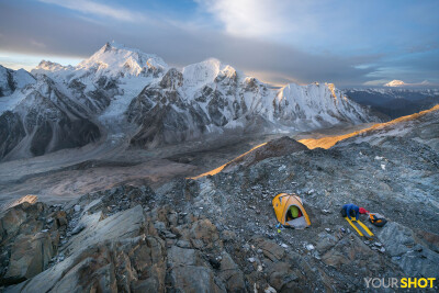 冰冷的山
一名登山者在喜马拉雅山脉18,000英尺高的地方收拾营地，背景是世界第八高的马纳斯鲁山。登山组的目标是首次攀登Panbari的南柱。摄影师Clint Helander说，“我们没有成功，但我们更了解自己了。”摄…