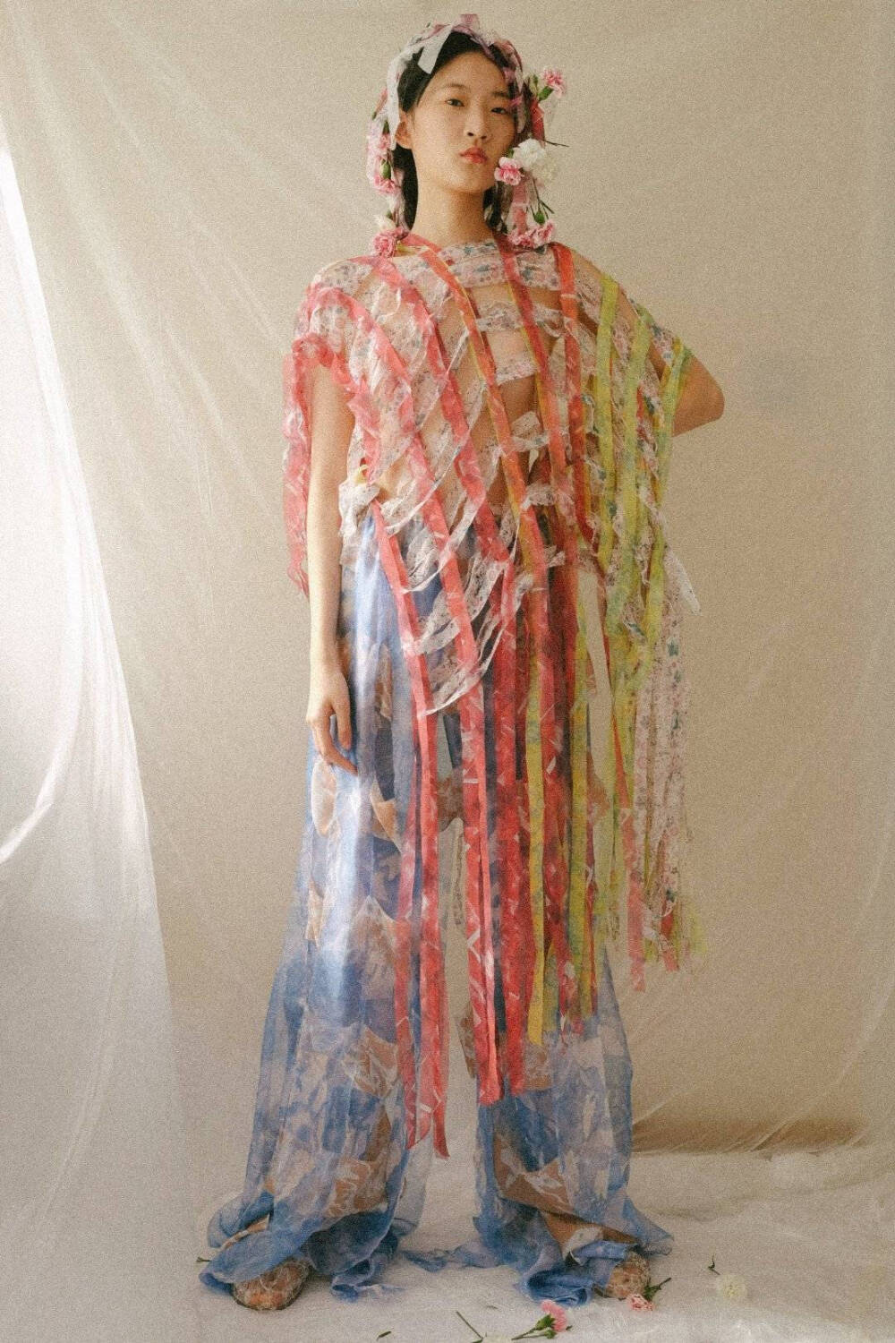  fashion也可以更纯粹
毕业设计师Susan Fang运用“空气编织”制作的系列。目前Susan 已经在伦敦成立了自己的同名服装品牌SUSAN FANG。SUSAN FANG的品牌愿景不是以潮流风向为审美的导向，而是超越设计领域来表达艺术的幻想 