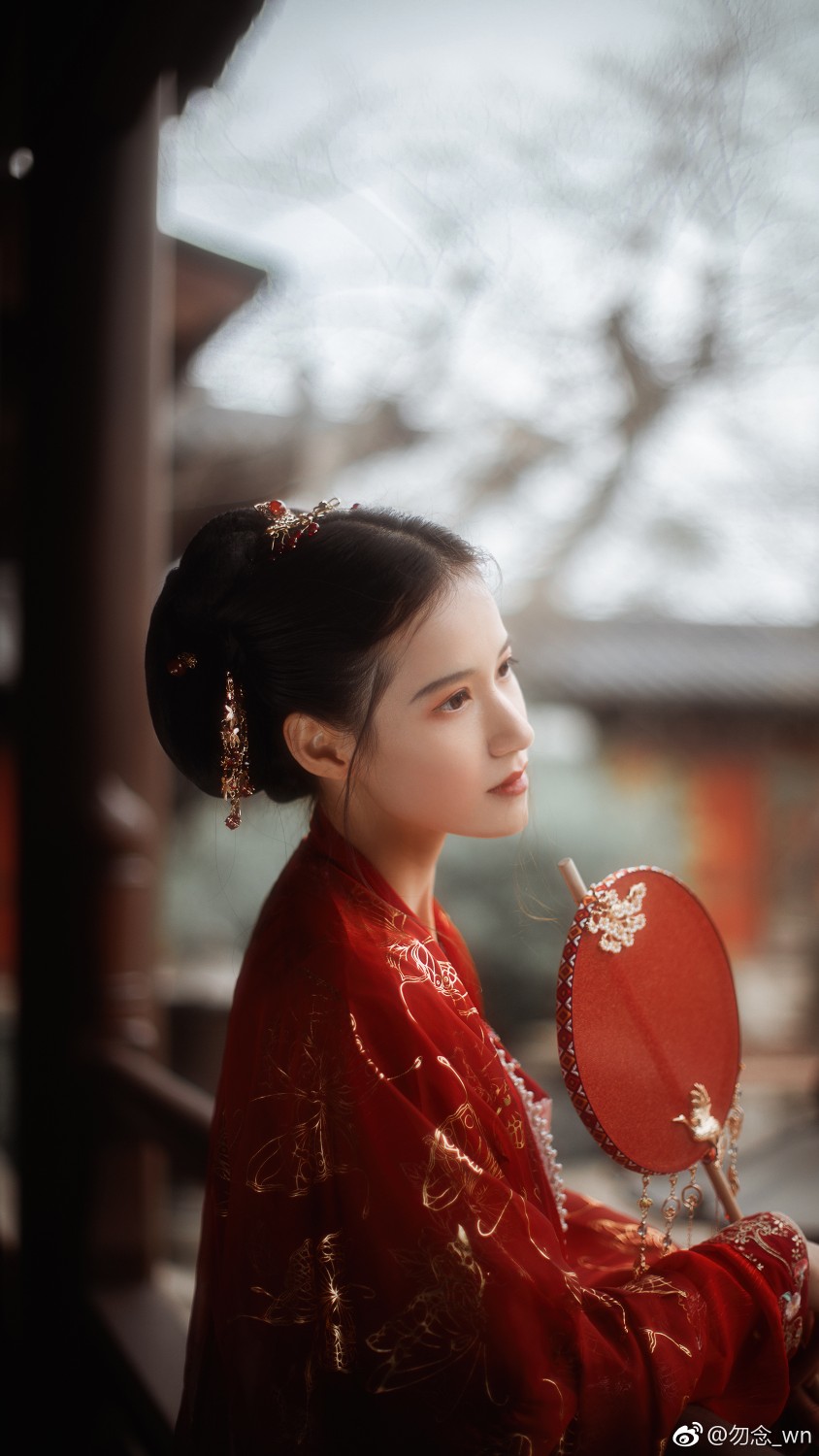 韵胜仙风缥缈，的皪娇波宜笑，串玉一声歌，占断多情风调。