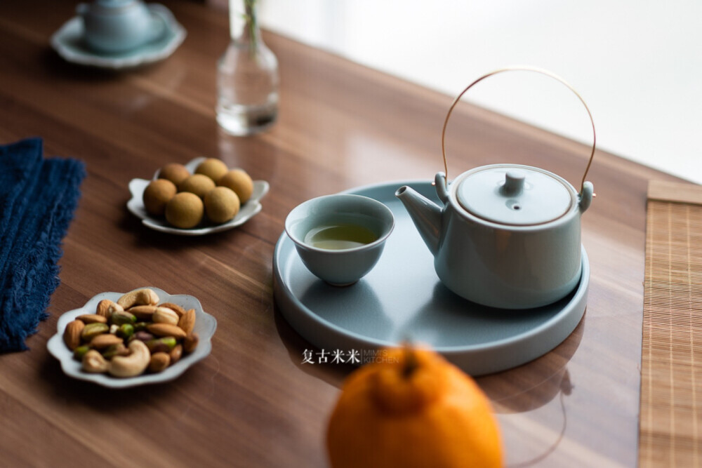 庆祝国际妇女节，摆拍一个下午茶庆祝一下
近期拒甜品，断奶茶，零食改成坚果和水果，烘焙就是烤坚果，小规模养生，所以差不多都会是这个画风 