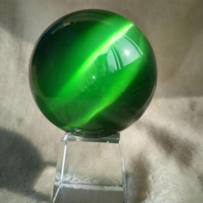 猫眼石（Cat's eye），具猫眼效应的金绿宝石（chrysoberyl）