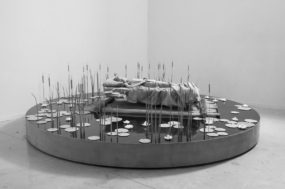 【这世界里，你是唯一的色彩】比利时艺术家 Hans Op de Beeck 创造了一个200多平方米的单色空间。在这个空间里，图书馆、水池、钢琴、家具等一应俱全，同时还摆设着一些真人大小的逼真雕像。参观者则是这个空间里唯一的色彩。作者的目的是激发观众的感官，当人们走进这个空间，会有一种惊奇、沉默和内省的感觉。