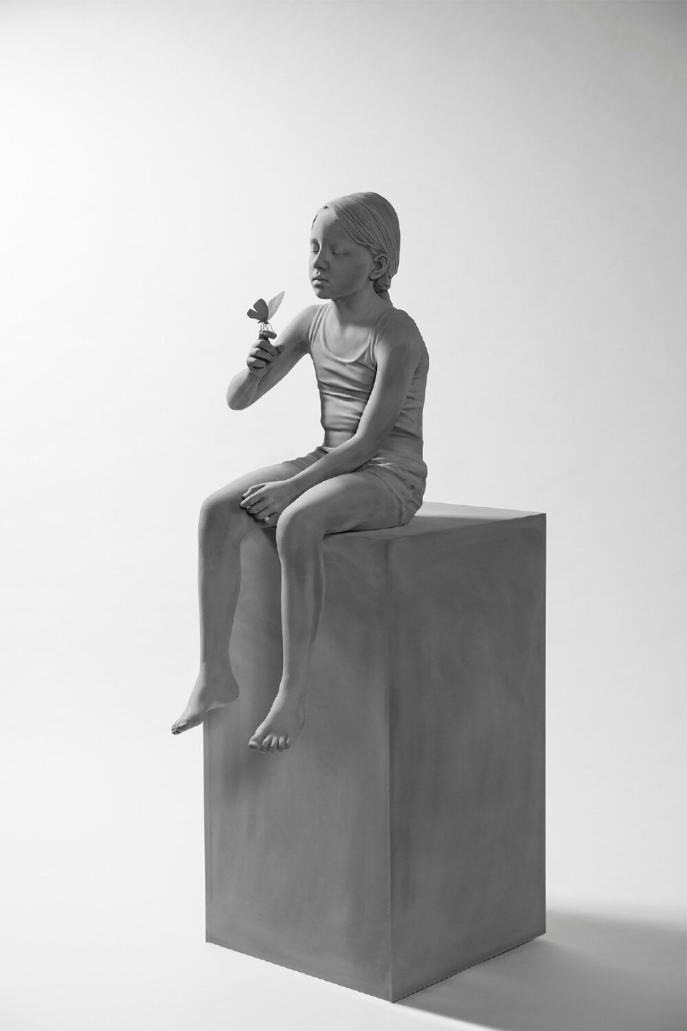 【这世界里，你是唯一的色彩】比利时艺术家 Hans Op de Beeck 创造了一个200多平方米的单色空间。在这个空间里，图书馆、水池、钢琴、家具等一应俱全，同时还摆设着一些真人大小的逼真雕像。参观者则是这个空间里唯一的色彩。作者的目的是激发观众的感官，当人们走进这个空间，会有一种惊奇、沉默和内省的感觉。