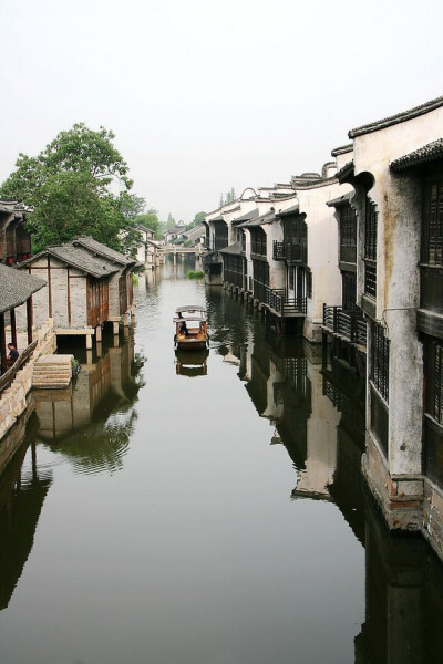 江南阴雨锁清愁，散却红尘亦无念。不如从此相望江湖，不闻，不语。化作江南的一座石桥，静等千年光阴。