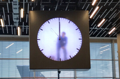 荷兰阿姆斯特丹机场网红钟