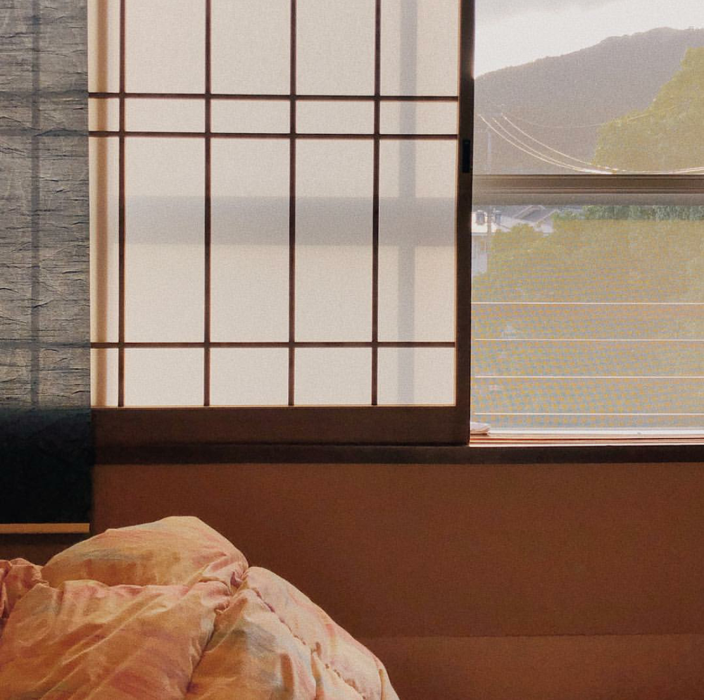 他跟我聊到 樱桃树、灰尘以及一座山
（ins 봄이.）