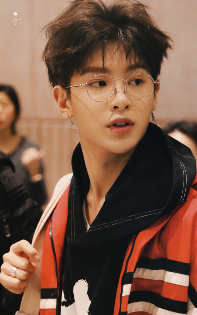 weibo@tttangsiqi
黄明昊
回国了的小帅哥