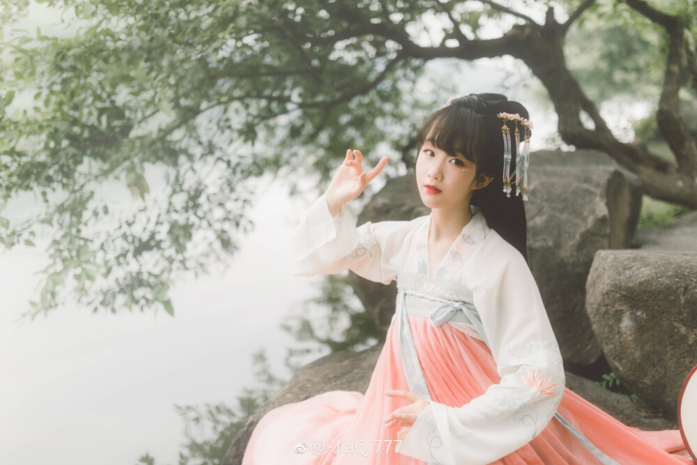 #汉服##汉服# 写真
是夏天时候的湘湖啦
摄影：@呱兮兮_
出境: @-JiaQi777
汉服：@云舒院汉服 ​​​