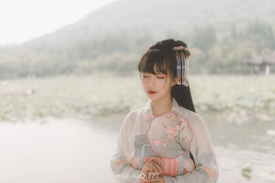 #汉服##汉服# 写真
是夏天时候的湘湖啦
摄影：@呱兮兮_
出境: @-JiaQi777
汉服：@云舒院汉服 ​​​