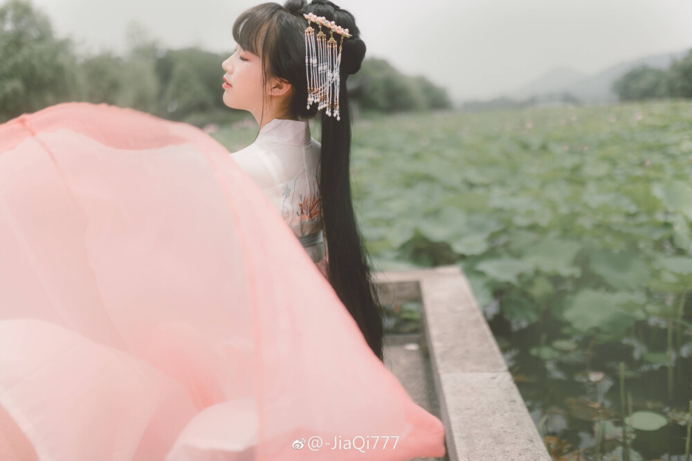 #汉服##汉服# 写真
是夏天时候的湘湖啦
摄影：@呱兮兮_
出境: @-JiaQi777
汉服：@云舒院汉服 ​​​