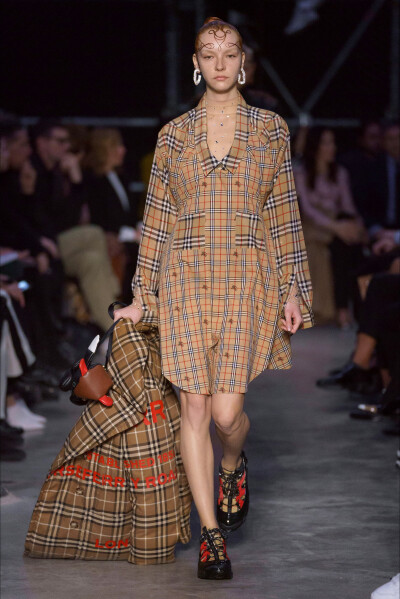 巴宝莉 Burberry 2019伦敦时装周秋冬高级成衣发布秀