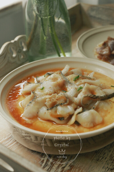 今日午餐
头牌菜是鲜香滑嫩的鱼片炖蛋[强]
我们是抢着吃，就怕下手慢了[坏笑]
春笋正当时，炖锅火腿腌笃鲜
鲜到眉毛都掉啦[奸笑]
其他菜看图说话
都问我为什么爱烧菜
因为家里人都爱吃我烧的
能者多劳