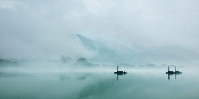 溪边照影行，天在清溪底。