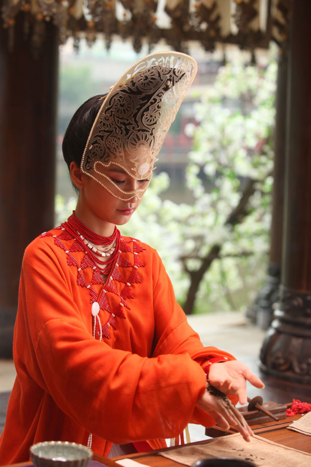 杨颖（Angelababy），1989年2月28日出生于上海市，华语影视女演员、时尚模特。2003年，Angelababy以模特身份在香港出道。2007年，她开始将工作重心转向大银幕。2011年在爱情片《夏日乐悠悠》中首次担任女主角。2012年凭借言情片《第一次》获得第13届华语电影传媒大奖最受瞩目女演员奖。2014年凭借真人秀《奔跑吧兄弟》赢得广泛关注；同年，她还因出演古装片《狄仁杰之神都龙王》获得第21届北京大学生电影节最受欢迎女演员奖。2015年，其主演的冒险片《鬼吹灯之寻龙诀》票房突破16亿人民币，而她也凭借该片获得第33届大众电影百花奖最佳女配角奖。2017年其主演的古装剧《孤芳不自赏》取得全国同时段电视剧收视冠军。创业时代。