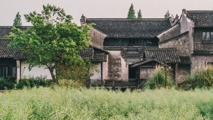 想踏上青石板，听着深沉的钟声，在烟雨的季节里走过那长长的街巷……