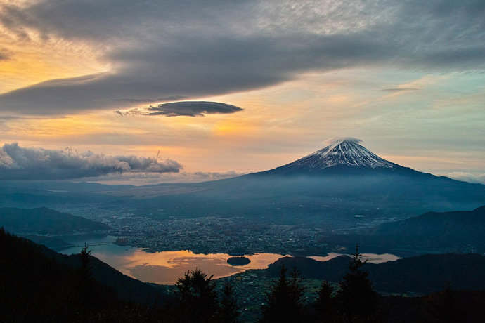 富士山是世界上最大的活火山之一，也是日本的象征。这座日本最高的山峰上覆盖着皑皑白雪，就像明信片上的风景画一样迷人。所以很多日本人对富士山有很深的情怀。比如这位摄影师：Kimura Harumitu