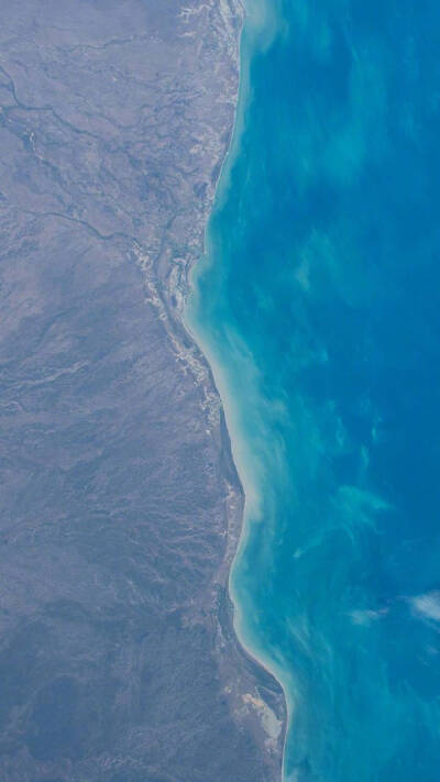 壁纸‖对这种深邃蔚蓝的壁纸真的是毫无抵抗力，妈呀我的最爱