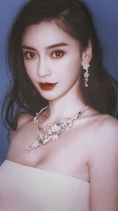 图源wb
Angelababy/古堡里的公主