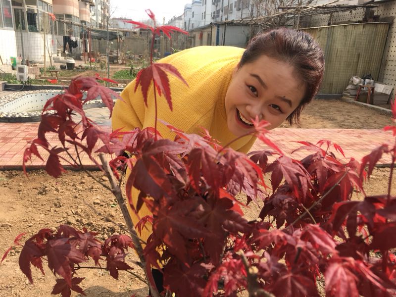 给红枫来张特写，跑进来一胖妞