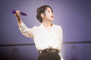 IU 李知恩
cr.logo