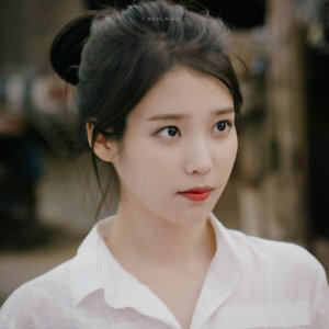 IU 李知恩
cr.logo