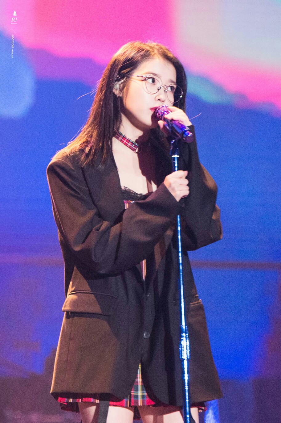 IU 李知恩
cr.logo