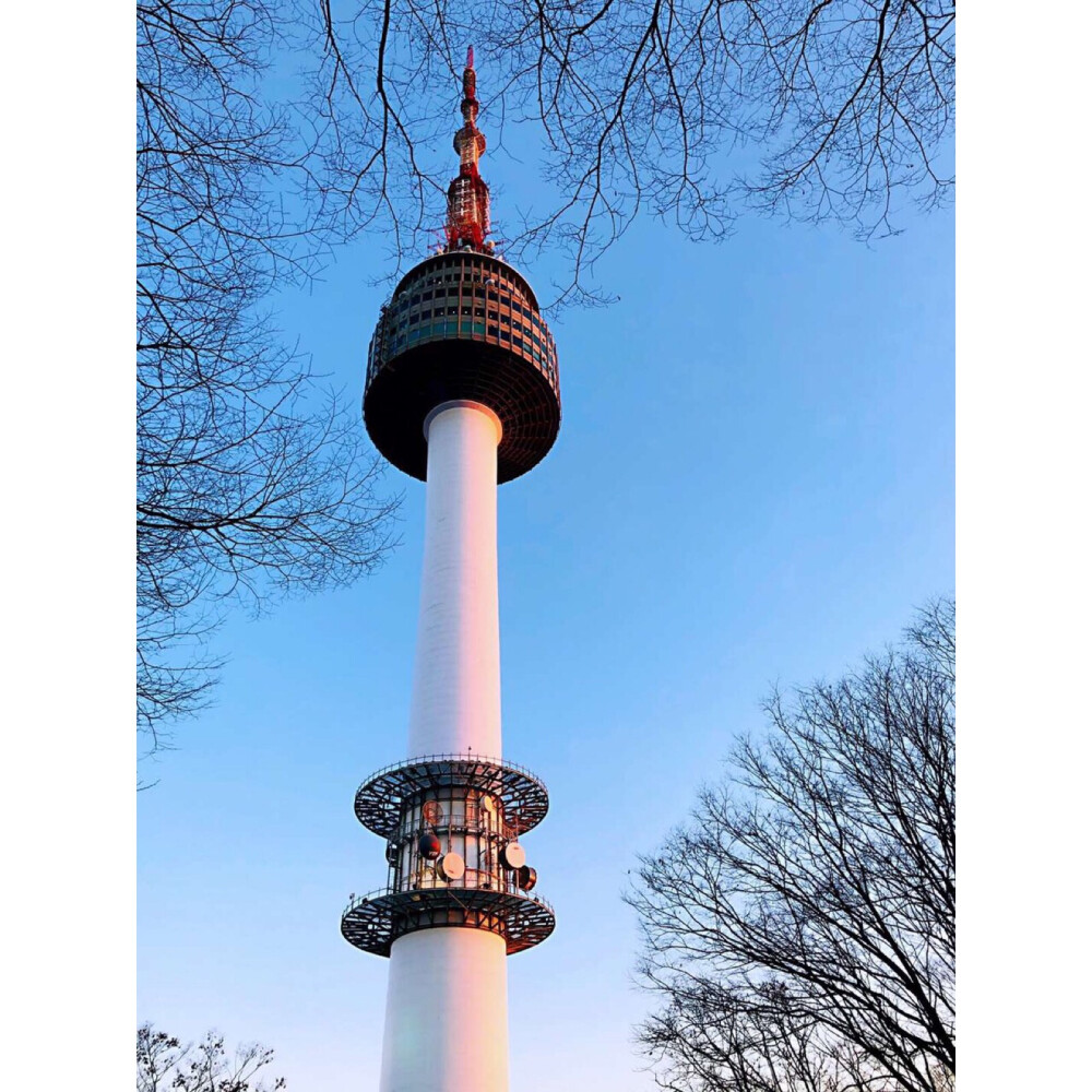 年前趁着去韩国首尔江南区整形医院参观学习，恰好适逢圣诞假期，于是带上娃来个“亲子游”～～
韩国确实是购物的天堂，景点嘛却屈指可数，值得带娃去打卡的地方：
1:景福宫[耶]
景福宫是朝鲜王朝的正宫，也是首尔规模最大、最古老的宫殿，虽然远远没有故宫的规模和霸气，但是原汁原味的宫廷的精致典雅却保留完好，这里就是韩国的历史，韩国的文化起源。
（建议可以体验一下穿韩服到景福宫拍照）
2:手创博物馆，国立果川科学馆[耶]
看我那架势，陪娃我是绝对用心和投入的～～
果川科学馆是韩国的科学技术实力的象征，在这里可以了解到隐藏在日常生活中的一些科学原理与科学文化，男娃的最爱哦～～
3:爱宝乐园
按照各种娱乐设施和空间特性分为五大主题园区，某种意义上来说是融合了动物园和迪士尼乐园的综合体。最有趣的体验就是海陆游览车，我们坐了两遍
4:首尔塔
地标性建筑，登上首尔塔可以看到整个首尔的全貌，第一次来首尔必打卡的地方，建议晚上登塔，景色会更美！
5:乱打秀
韩国的代表性文化商品哑剧表演，全场很嗨，互动性强，相当赞，因为观看了这场秀使得整个旅途更加的回味无穷～～