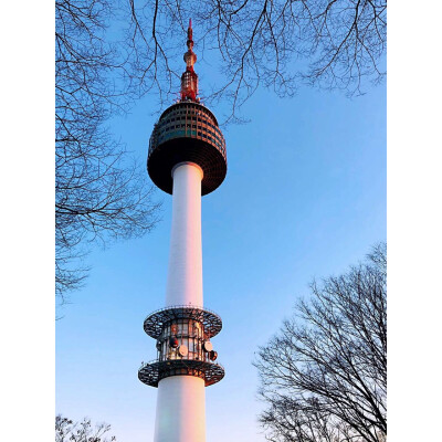 年前趁着去韩国首尔江南区整形医院参观学习，恰好适逢圣诞假期，于是带上娃来个“亲子游”～～
韩国确实是购物的天堂，景点嘛却屈指可数，值得带娃去打卡的地方：
1:景福宫[耶]
景福宫是朝鲜王朝的正宫，也是首尔规…